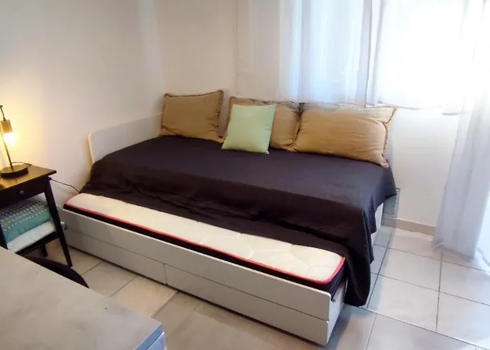 Michelet Studio Climatise Avec Balcon Et Parking Ferme